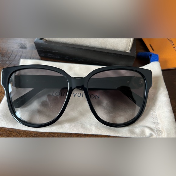 Authentic Louis Vuitton Oversized Sunglasses - Picture 6 of 16